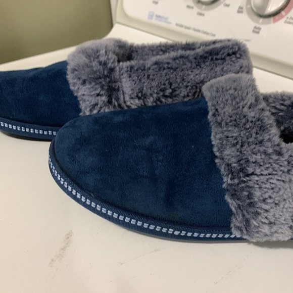 Sketchers Slippers - Picture 6 of 7